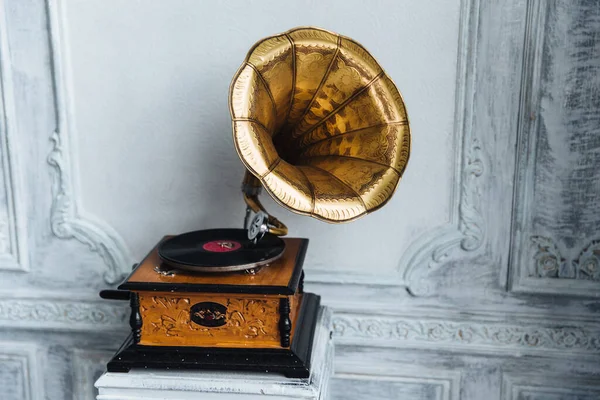 Viejo Gramófono Con Altavoz Cuerno Coloca Sobre Fondo Anicente Produce —  Fotos de Stock