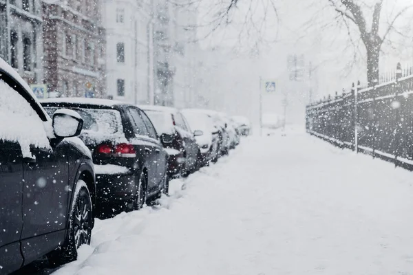 Krásné Město Sněhu Auta Pokrytá Sněhem Stojí Parkovišti Silný Sníh — Stock fotografie