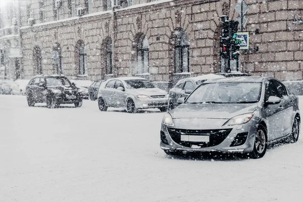 Auta Jezdí Zelenou Semaforu Během Silného Sněžení Hluboký Sníh Bouři — Stock fotografie