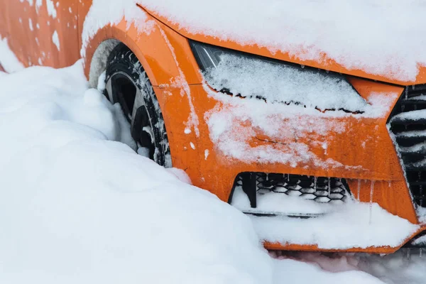 Oranžové Auto Stojí Parkovišti Pokryté Bílým Sněhem Uvízlé Silném Sněžení — Stock fotografie
