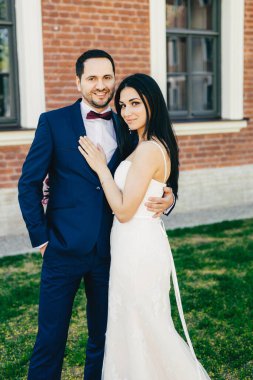 Romantik Çift aşık düğünlerini kutlamak, birbirlerine sevgiyle kucaklamak, mutlu ifadeler var, açık stand. Güzel genç düğün töreninden sonra çift. Peope, aşk, evlilik kavramı