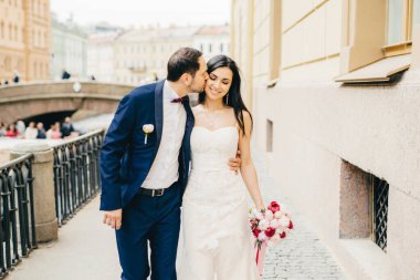 Sakallı sevgi yakışıklı damat gelecekteki eşi öper. Güzel esmer gelin güzel elbise giyer ve bouquete tutar, Köprüsü'nde sevgilisiyle yürüyüşü vardır. Evlilik ve kutlama kavramı