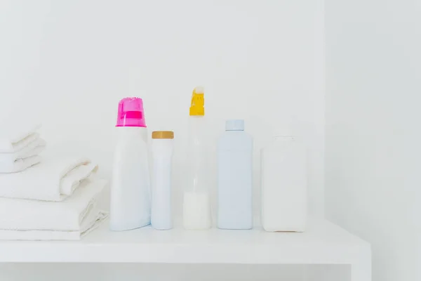 Stos Składane Białe Ręczniki Butelki Detergentem Białym Tle Koncepcja Mycia — Zdjęcie stockowe