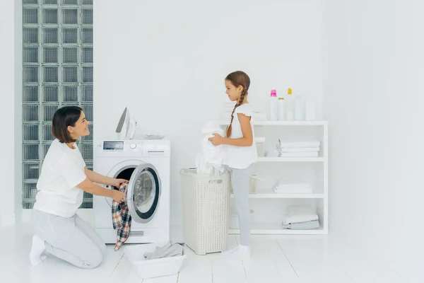 Femme Brune Occupée Charge Machine Laver Avec Des Vêtements Sales — Photo