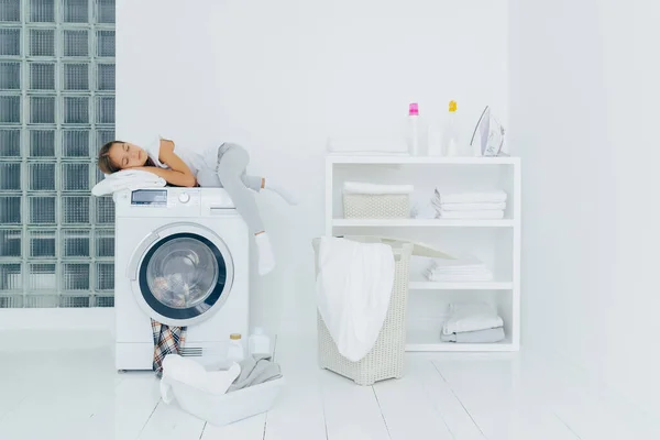 Niña Edad Preescolar Duerme Lavadora Cansada Lavarse Posa Gran Lavadero — Foto de Stock