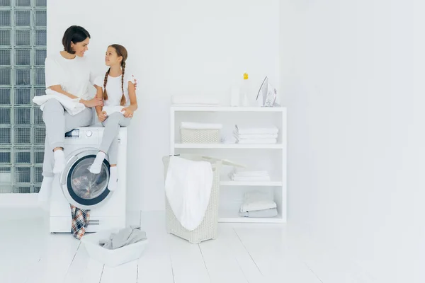 Mulher Carinhosa Feliz Abraça Sua Filhinha Sentar Máquina Lavar Roupa — Fotografia de Stock