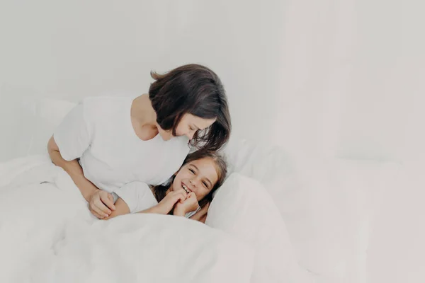 Neşeli Anne Kızı Yatakta Birlikte Eğleniyor Mutlu Yüz Ifadeleri Takınıyor — Stok fotoğraf