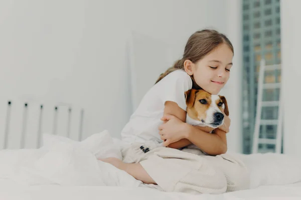 Piacevole Bambina Gioca Con Animale Domestico Abbraccia Cane Tiene Gli — Foto Stock