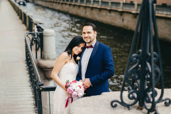 Verliebte Paare Feiern Ihre Hochzeit Posieren Der Nähe Von Brücke — Stockfoto
