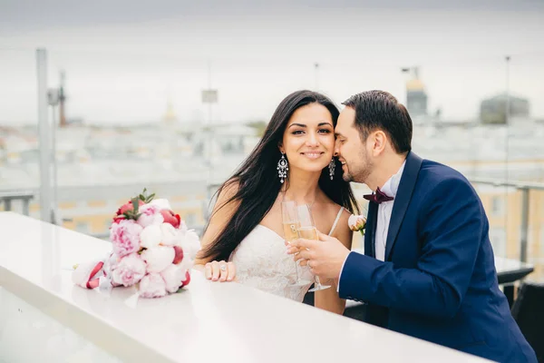 Romantische Frischvermählte Trinken Champagner Klirren Gläser Freuen Sich Ihre Hochzeit — Stockfoto