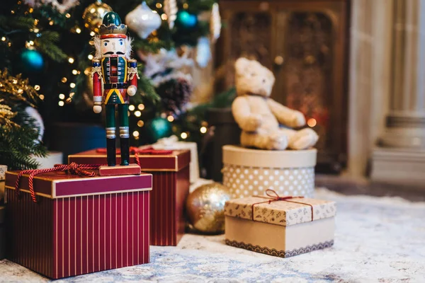 Зображення Прикрашеної Різдвяної Або Новорічної Ялинки Безліччю Подарунків Проти Домашнього — стокове фото