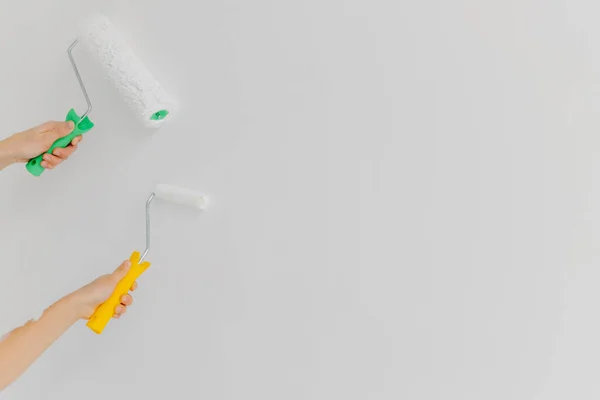 Δύο Χέρια Ροδάκια Μπογιάς Βάφουν Τοίχους Λευκό Χρώμα Κάνουν Επισκευές — Φωτογραφία Αρχείου