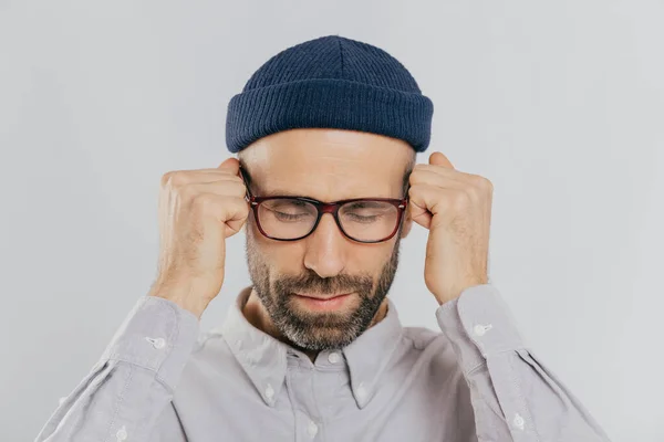 Close Shot Stressful Unshaven Man Keeps Hand Temples Has Terrible — Stock Photo, Image