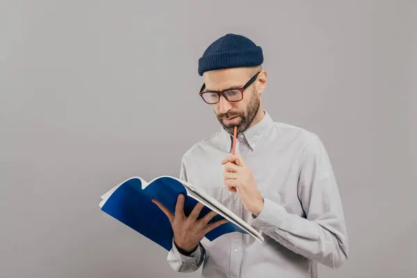 Hombre Concentrado Sin Afeitar Sostiene Pluma Mira Atentamente Libro Abierto — Foto de Stock
