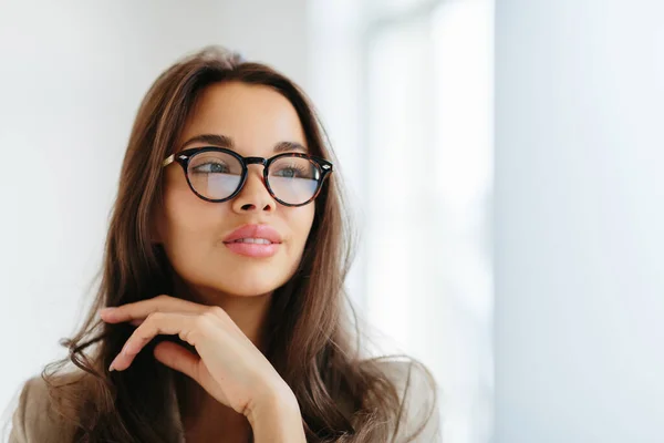 Primer Plano Mujer Delicada Lleva Gafas Ópticas Con Monturas Oscuras — Foto de Stock