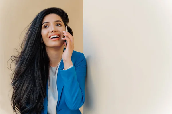 Jovem Empresária Positiva Sorri Feliz Comunica Telefone Celular Vestida Formalmente — Fotografia de Stock