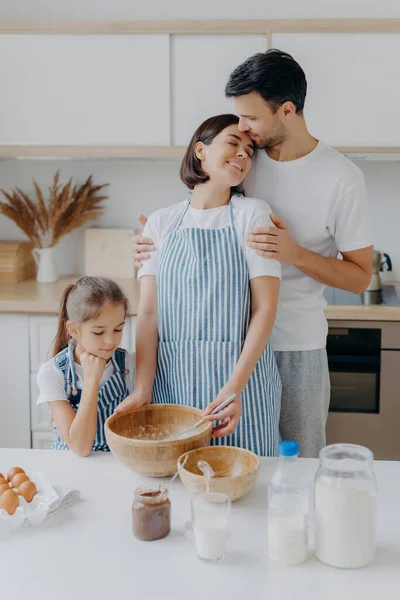 Felice Bella Famiglia Cucina Casa Padre Abbraccia Madre Con Amore — Foto Stock