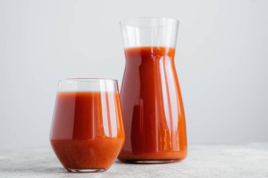 Cam kırmızı domates suyu beyaz arka plan üzerinde izole. Sebzeli smoothie. Organik içecek. Yatay atış. Sağlıklı vitaminli içecek