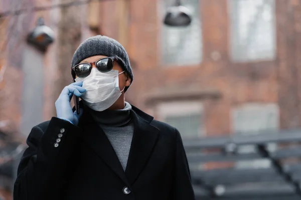 Homem Doente Usa Máscara Protetora Rosto Durante Pandemia Vírus Tem — Fotografia de Stock