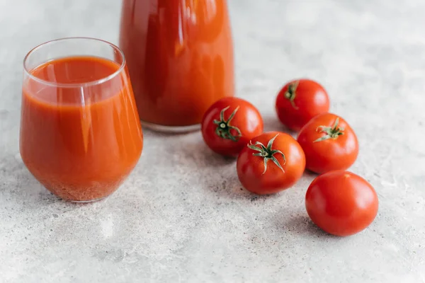 Abgeschnittenes Bild Von Tomaten Und Tomatensaft Auf Weißem Hintergrund Ernährungs — Stockfoto
