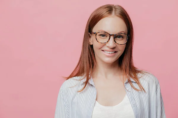 Gärna Kvinnliga Företagare Har Rakt Hår Bär Glasögon Leenden Positivt — Stockfoto