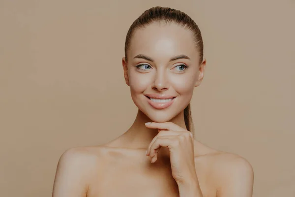 Smiling Well Groomed Young Woman Beauty Face Care Healthy Glowing — Zdjęcie stockowe