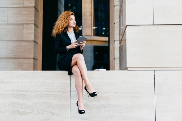 Slim Businesswoman Wavy Luxurious Hair Having Slender Legs Wearing Black — Stock Photo, Image