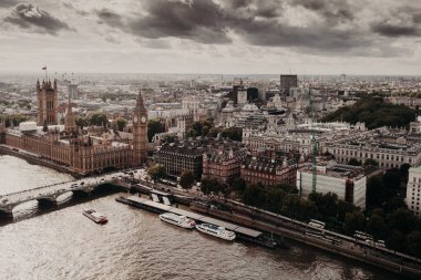 Londra 'nın ünlü binaları, Westmisnter Sarayı, Westmisnter Köprüsü' nün altındaki Büyük Ben Sarayı. Büyük Britanya 'nın açık hava çekimi.