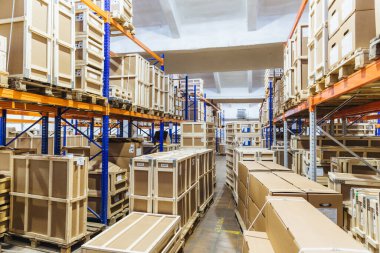 Lojistik ve dağıtım deposu. Kargo dolu boş bir depo. Karton kutular. Raflarda karton kutular. Ticari konsept