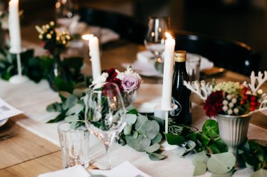 Tablo düğün için servis. Mumlar, Dekorasyon, çatal bıçak takımı ve içecek şenlikli masaya. Düğün masa çiçekler ve mumlarla süslenmiş. Ayar, seçici odak masa