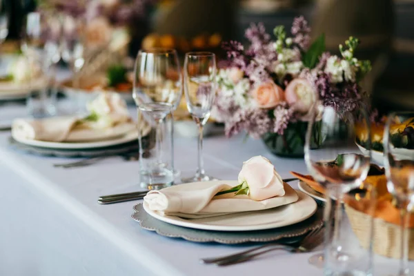 テーブルは 特別な機会を提供しています 空プレート グラス フォーク ナプキン 白い紙で覆われてテーブルの上の花 エレガントな食卓 白いテーブルの設定 — ストック写真