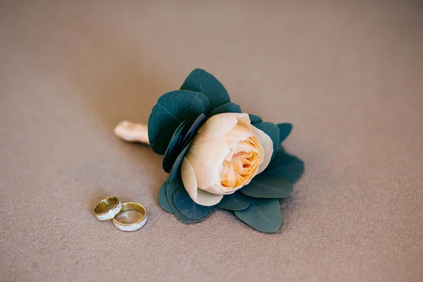 Sztuczne Beżowy Róża Obrączki Ślubne Leżącego Białym Tle Miękkie Szczegóły — Zdjęcie stockowe
