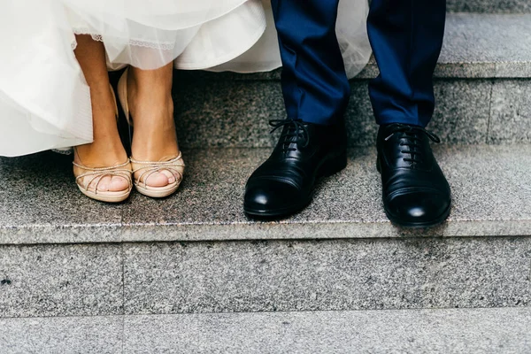 Casal Recém Casado Irreconhecível Nas Escadas Após Cerimônia — Fotografia de Stock