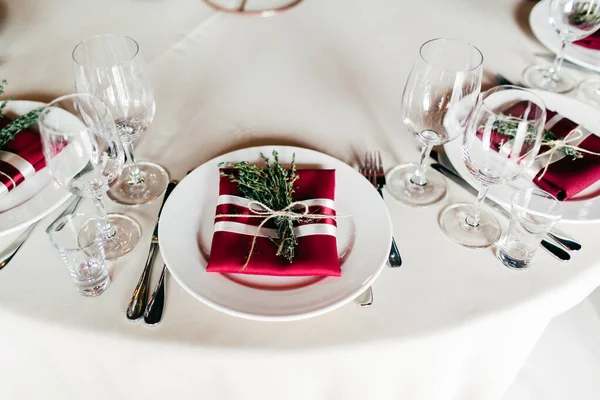 美しく皿の上に横たわる小枝の小さな束で飾られた宴会テーブルを務めました — ストック写真