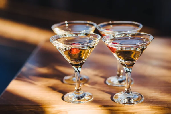 Arrangement Klart Glass Med Deilige Alkoholholdige Cocktailer Trebenk – stockfoto
