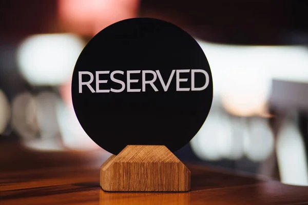 Bokade Bord Restaurang Med Skylt Reserverade Mot Suddiga Backgrounnd Restaurang — Stockfoto