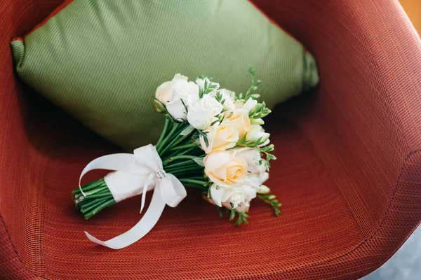 Piękne Białe Róże Wstążką Czerwonym Fotelu Poduszką Koncepcja Ślubu Kwiaty — Zdjęcie stockowe