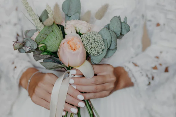 Bellissimi Fiori Mani Spose Bouquet Sposa Donna Abito Bianco Sposa — Foto Stock