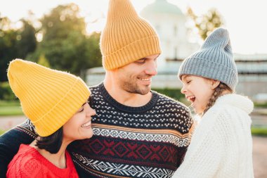 Kişi, hoş duygular ve mutluluk kavramı. Mutlu anne ve onların küçük adorble kız birlik, beraberlik zevk ve atmosfer açık havada sakin, rahat hissediyorum, hoş gülümseme