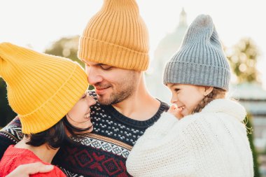 Üç aile üyeleri birbirlerine yakın durmak, sevgi ve mutluluk dolu gözlerle bakmak, keyifli anlar birlikte olmanın keyfini, birbirinize sarılın. Aile, mutluluk, gevşeme kavramı