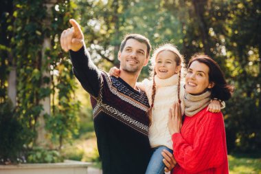 Yatay sevgi dolu aile portresi serbest zaman geçirdiyseniz, sakin atmosferi tadını çıkarın. Sevgi dolu aile küçük çocukları ile oynamak, açık havada bir hafta sonu geçirmek. İlişki kavramı.