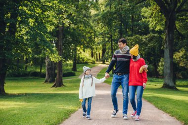 Mutlu anne küçük güzel kızı gurur hissediyorum, parkta birlikte yürüyüşler, sonbahar havanın tadını çıkarmak. Yeşil park veya orman dinlenme sonları ailesiniz. Ailesi ve çocukluğu