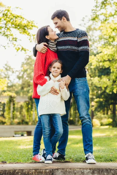 Jovem Família Feliz Três Ficar Juntos Livre Abraçar Ter Bons — Fotografia de Stock