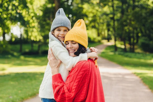 Carinhoso Boa Aparência Jovem Mãe Abraça Sua Filha Solteira Ter — Fotografia de Stock