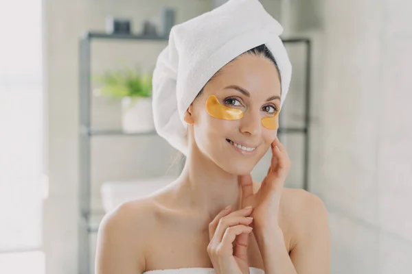 Lächelnde Frau Handtuch Trägt Badezimmer Goldene Hydrogelpflaster Unter Den Augen — Stockfoto