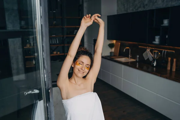 Wanita Santai Dengan Tambalan Bawah Mata Membentang Dapur Setelah Mandi — Stok Foto
