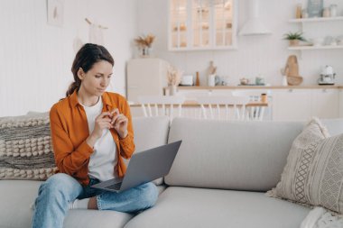 Serbest çalışan biri evdeki rahat kanepede dizüstü bilgisayar projesinde çalışıyor. Güzel kadın sohbetleri, internetten alışveriş, kanepede film izlemek..