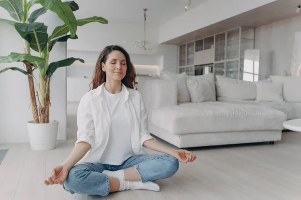 Серена Іспаномовна Жінка Практикує Йогу Вітальні Медитація Дихальні Вправи Оздоровлення — стокове фото