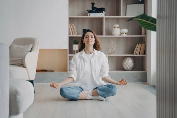 Спокійна Жінка Положенні Лотоса Медитуючи Вітальні Йога Свіже Повітря Самотній — стокове фото
