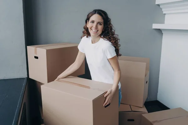Heyecanlı Sahibi Kadın Kutuları Taşıyor Yeni Dairede Bavullarını Açıyor Gülümseyen — Stok fotoğraf